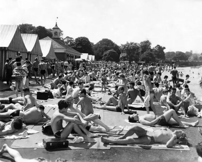 Framed Print : Summer: Weather Hot. The lido, Hyde Park, was Crowded with swimmers Framed Print : Summer: Weather Hot. The lido, Hyde Park, was Crowded with swimmers