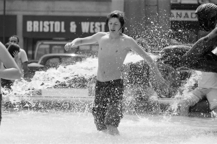 Framed Print : Summer Weather Pix, Trafalgar Square, London, 8th June 1976 Framed Print : Summer Weather Pix, Trafalgar Square, London, 8th June 1976