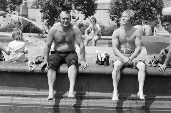 Framed Print : Summer Weather Pix, Trafalgar Square, London, 8th June 1976 Framed Print : Summer Weather Pix, Trafalgar Square, London, 8th June 1976