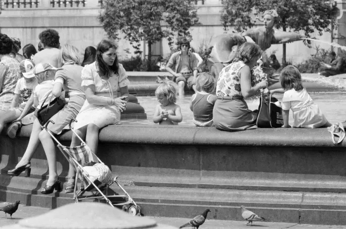 Framed Print : Summer Weather Pix, Trafalgar Square, London, 8th June 1976 Framed Print : Summer Weather Pix, Trafalgar Square, London, 8th June 1976