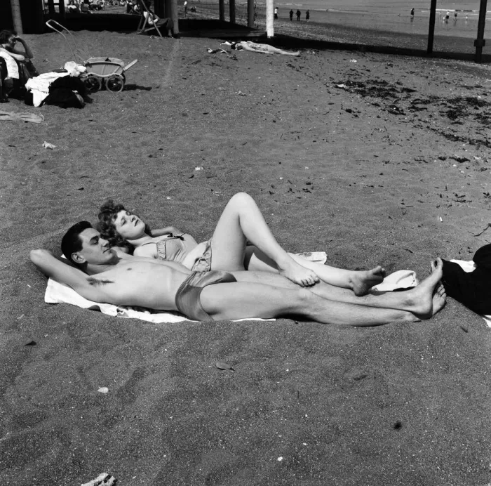 Framed Print : The sunbathing couple of youngsters are Mike Gardner, 19, a motor mechanic Framed Print : The sunbathing couple of youngsters are Mike Gardner, 19, a motor mechanic