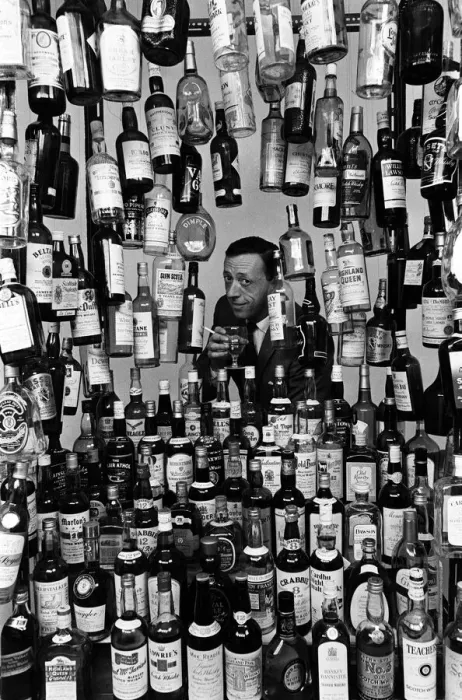 Framed Print : Sunday Mirror writer Stanley Shivas with the 137 best selling Scottish whiskeys Framed Print : Sunday Mirror writer Stanley Shivas with the 137 best selling Scottish whiskeys