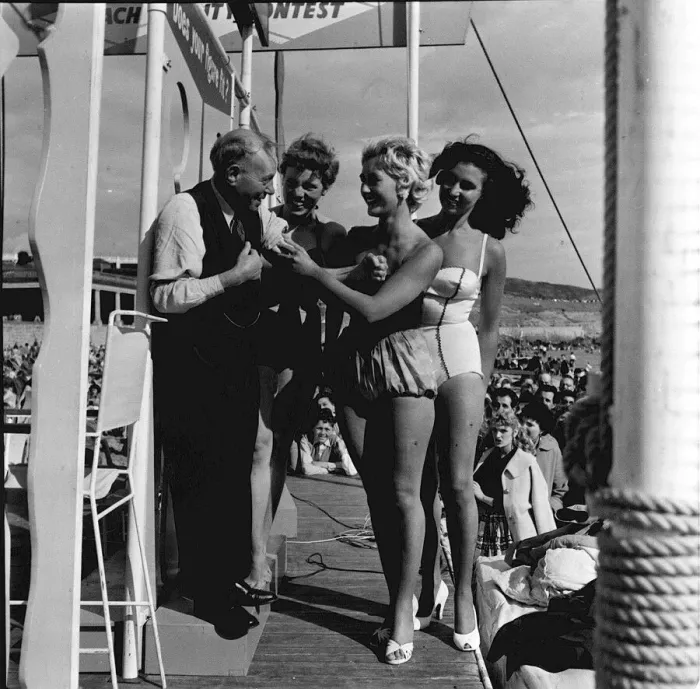Framed Print : Sunday Pictorial Beach Beauty contest with Jimmy Wilde ex world champion boxer
