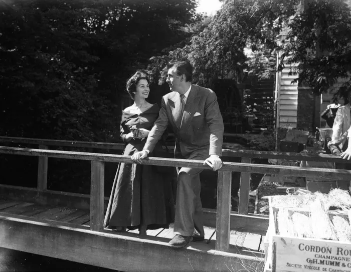 Framed Print : Sunday Pictorial Film Garden Party 1949 Jean Simmons with Stewart Granger