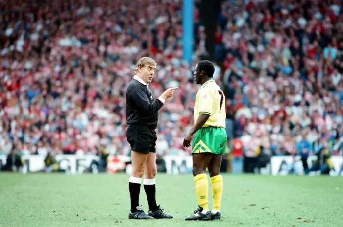 Framed Print : Sunderland 1-0 Norwich Referee speaks to Ruel Fox Framed Print : Sunderland 1-0 Norwich Referee speaks to Ruel Fox