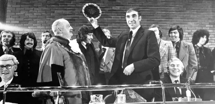 Framed Print : Sunderland Associated Football Club - Bob Stokoe holds aloft the silver plate presented