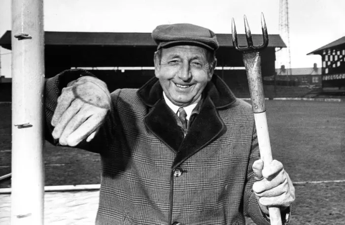 Framed Print : Sunderland Associated Football Club - groundsman Bill Pattinson 14 January 1977 Framed Print : Sunderland Associated Football Club - groundsman Bill Pattinson 14 January 1977