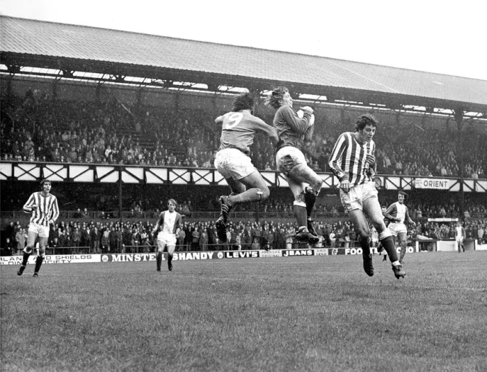 Framed Print : Sunderland Associated Football Club - Jim Montgomery in action Framed Print : Sunderland Associated Football Club - Jim Montgomery in action
