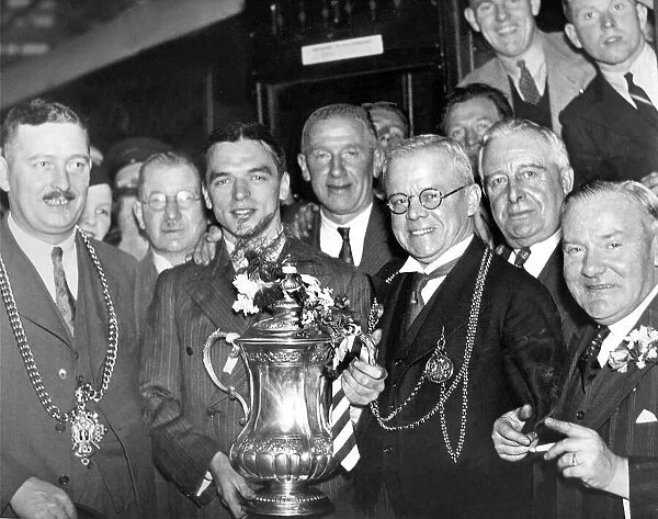 Sunderland Associated Football Club - Sunderland win the 1937 FA Cup - Horation Carter