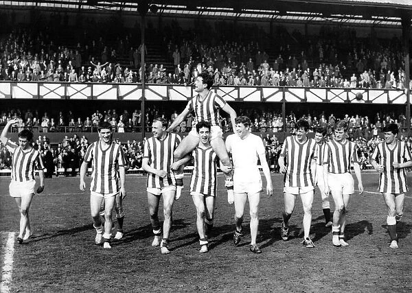 Sunderland Associated Football Club - The Sunderland players complete a second lap of