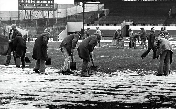Sunderland Associated Football Club - Sunderlands ground staff clearing snow at