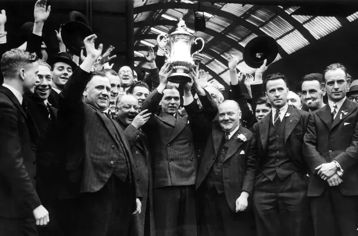 Framed Print : Sunderland Football team Leaving Kings Cross after winning the FA Cup