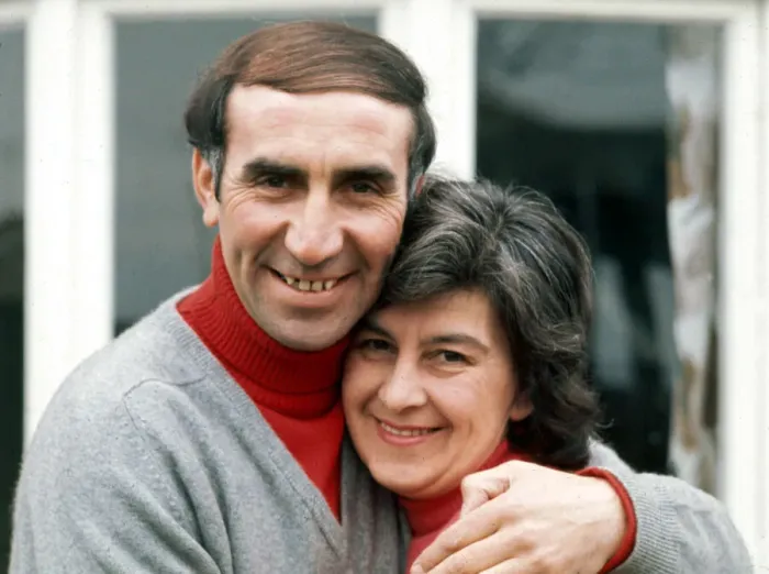 Framed Print : Sunderland manager Bob Stokoe poses in the back garden of his home with his wife Jean Framed Print : Sunderland manager Bob Stokoe poses in the back garden of his home with his wife Jean