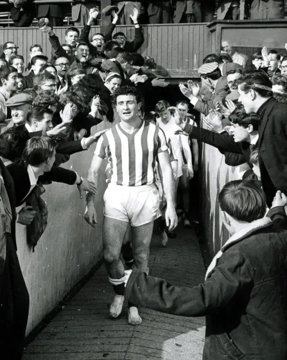 Framed Print : Sunderland v Charlton Football April 1964 Captain Charlie Hurley minus football