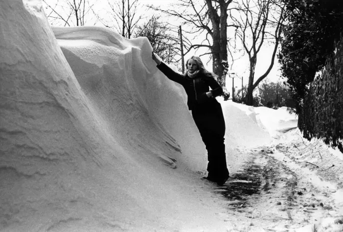 Framed Print : Susan Dibble of St Nicholas is 5ft 5in but dwarfed by drifts in Duffryn Lane, Cardiff Framed Print : Susan Dibble of St Nicholas is 5ft 5in but dwarfed by drifts in Duffryn Lane, Cardiff