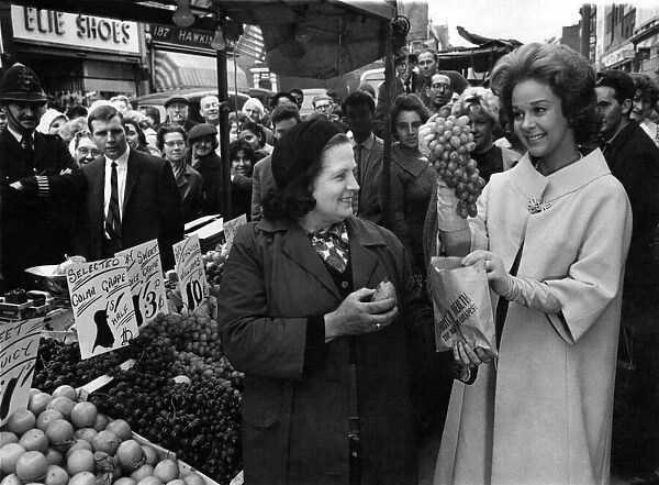 Susan Hayward at Mrs Lilian Jenkins stall in Portobello Road. August 1961 P011979