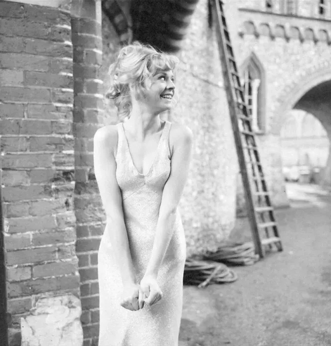 Framed Print : Susannah York seen here on location during the filming of Kaleidoscope at Horsley Towers