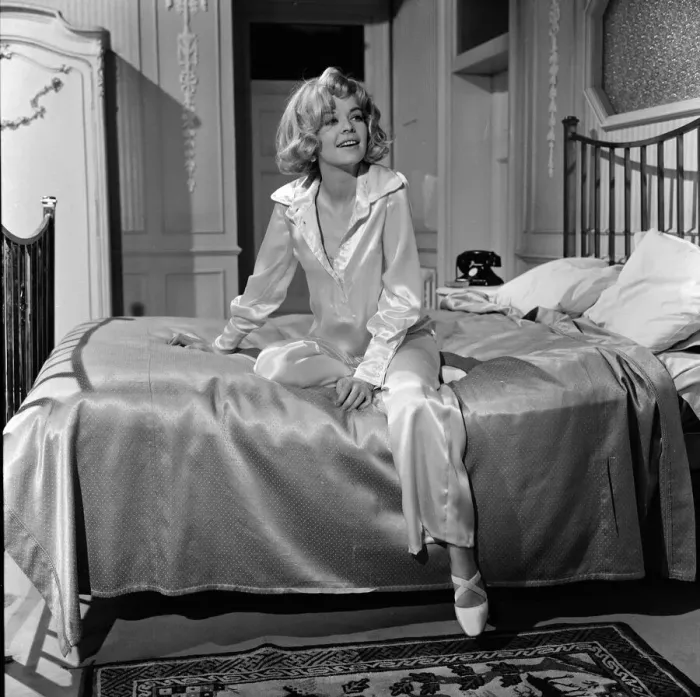 Framed Print : Susannah York on the set of Kaleidoscope'at Pinewood Studios, Buckinghamshire