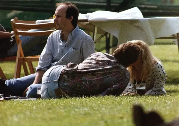 Framed Print : Suzanne Dando TV Presenter with boyfriend Christopher Qakes laying on grass kissing Framed Print : Suzanne Dando TV Presenter with boyfriend Christopher Qakes laying on grass kissing
