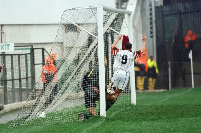 Framed Print : Swansea 2 - 0 Bradford, League Division Two match held at Vetch Field. 7th October 1995 Framed Print : Swansea 2 - 0 Bradford, League Division Two match held at Vetch Field. 7th October 1995