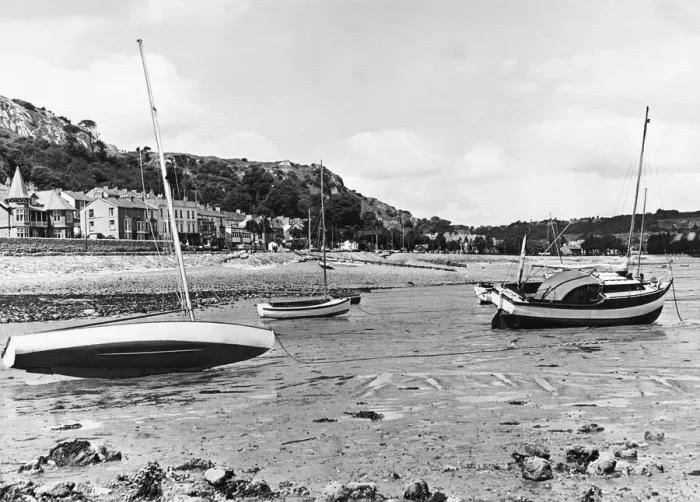 Framed Print : Swansea Bay is a bay on the southern coast of Wales (Picture Framed Print : Swansea Bay is a bay on the southern coast of Wales (Picture