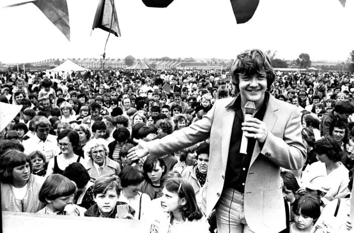 Framed Print : Swap-shop star Keith Chegwin entertained the crowd at the YMCA gala event at Herrington
