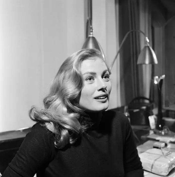 Framed Print : Swedish actress, Anita Ekberg, pictured in her hotel room at The Savoy, London Framed Print : Swedish actress, Anita Ekberg, pictured in her hotel room at The Savoy, London