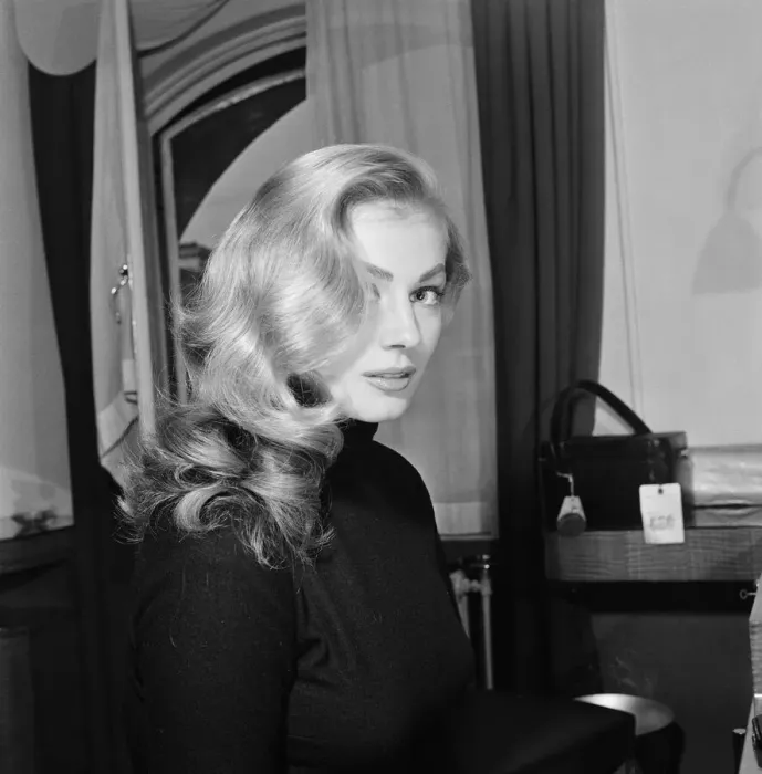 Framed Print : Swedish actress, Anita Ekberg, pictured in her hotel room at The Savoy, London Framed Print : Swedish actress, Anita Ekberg, pictured in her hotel room at The Savoy, London