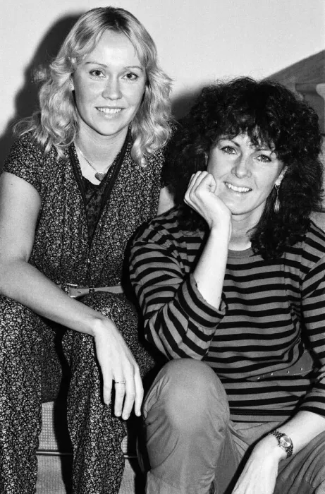 Framed Print : Swedish pop group ABBA consisting of Agnetha Faltskog, Bjorn Ulvaeus, Benny Andersson and Anni-Frid Lyngstad in London. Pictured, Agnetha Faltskog and Anni-Frid Lyngstad. 19th October 1980