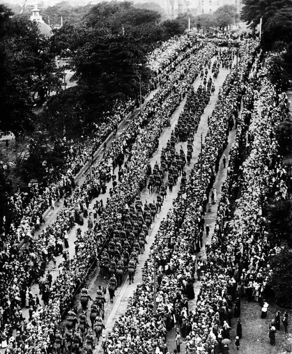 Framed Print : Sydneys farewell to departing Australian troops as they marched along Park Street