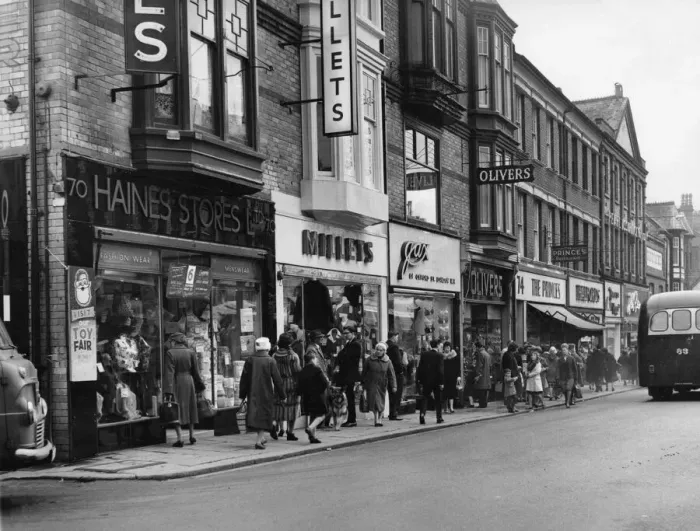 Framed Print : Taff Street, the main shopping street, Pontypridd. 27th April 1967 Framed Print : Taff Street, the main shopping street, Pontypridd. 27th April 1967