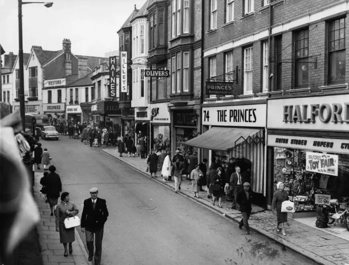 Framed Print : Taff Street, the main shopping street, Pontypridd. 1st November 1963 Framed Print : Taff Street, the main shopping street, Pontypridd. 1st November 1963