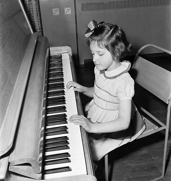 Talented Children. Elizabeth Bick 6. 5 year old pianist performing for her friends