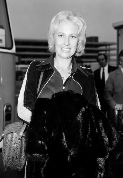 Framed Print : Tammy Wynette seen here at London Airport 16th April 1976 Local Caption Watscan