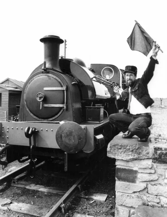 Framed Print : Tanfield Railway Association guard Bob Payne flags away the newly-commissioned Hawthorn