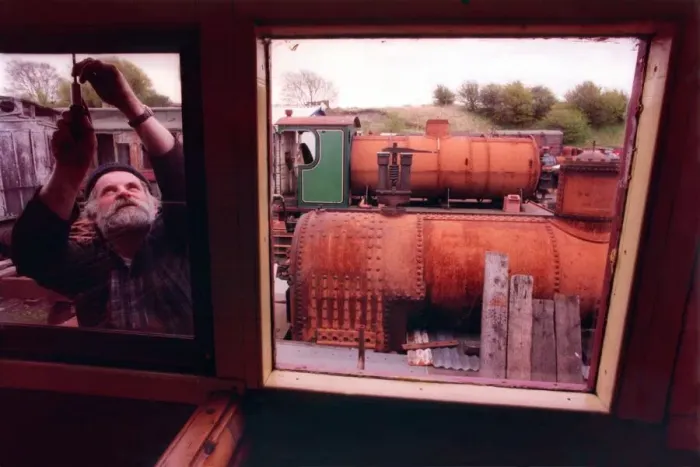 Framed Print : Tanfield Railway carriage foreman Mel Deighton working on the 50 year old LNER Ballast