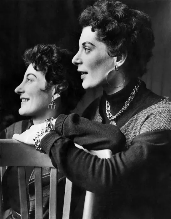 Framed Print : The Tanner Sisters. Stella (left) and Frances (right). January 1954 P006221