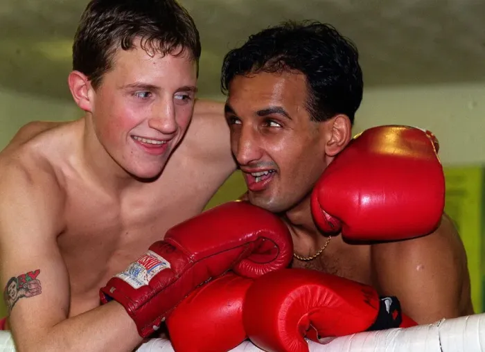 Framed Print : Tanveer Ahmed Glasgow lightweight Boxer with his arms round sparring partner Scott Dixon