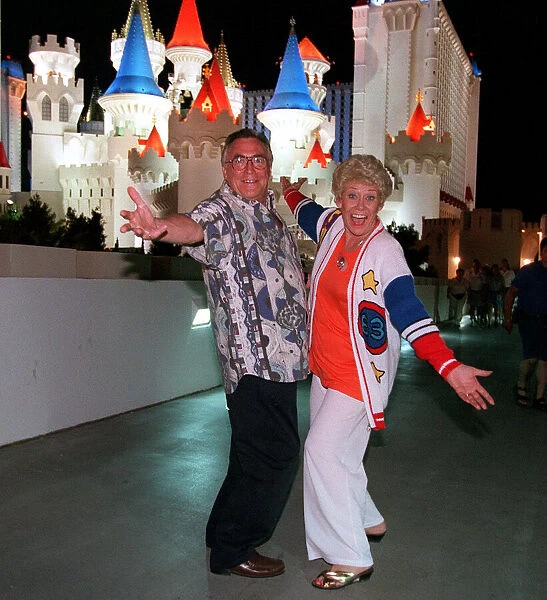 Bill Tarmey and Liz Dawn during film break Las Vegas 1997 Bill