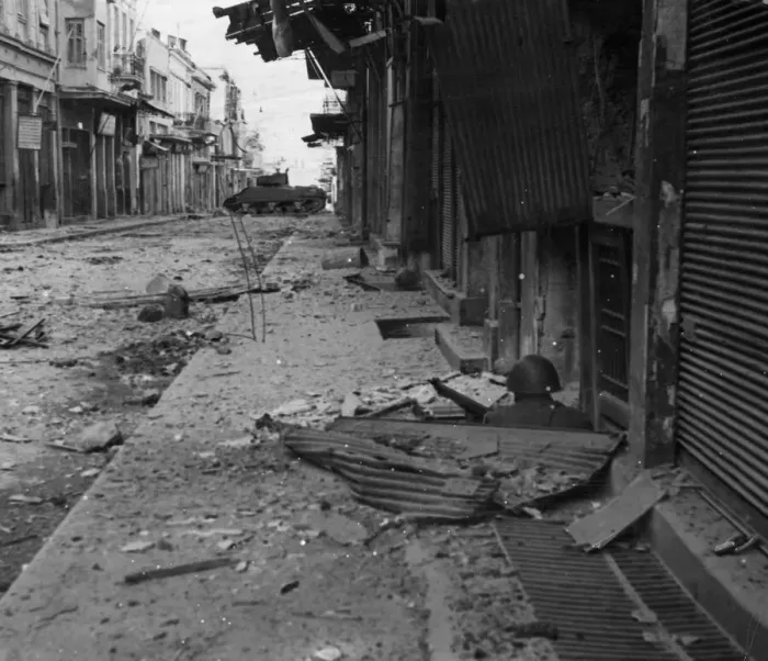 Framed Print : The task of the Greek police in Athens, who accompany the paratroopers on patrol