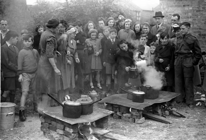 Framed Print : Tea being brewed up during Invasion Exercises, Kingston, London. 25th October 1942 Framed Print : Tea being brewed up during Invasion Exercises, Kingston, London. 25th October 1942