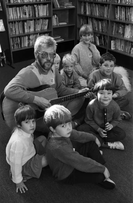 Framed Print : Teatime treat... musician and storyteller Bob Pegg entertains youngsters at Almondbury