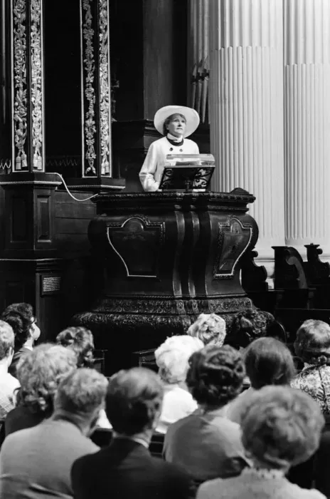 Framed Print : Television chef, Fanny Cradock, speaking from the pulpit, St Mary Woolnoth Church Framed Print : Television chef, Fanny Cradock, speaking from the pulpit, St Mary Woolnoth Church
