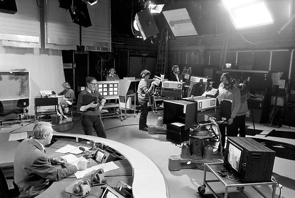 Television: ITN News: The ITN News Studio preparing for the lunch time bulletin