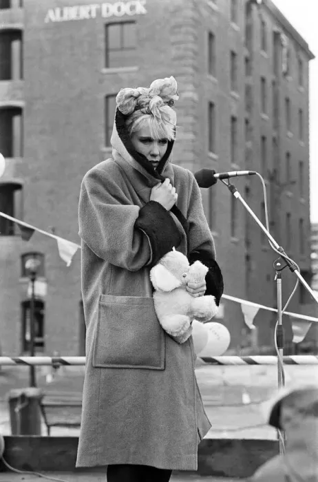 Framed Print : Television presenter Paula Yates at Albert Dock, Liverpool. 8th February 1986 Framed Print : Television presenter Paula Yates at Albert Dock, Liverpool. 8th February 1986
