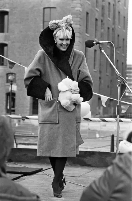 Framed Print : Television presenter Paula Yates at Albert Dock, Liverpool. 8th February 1986