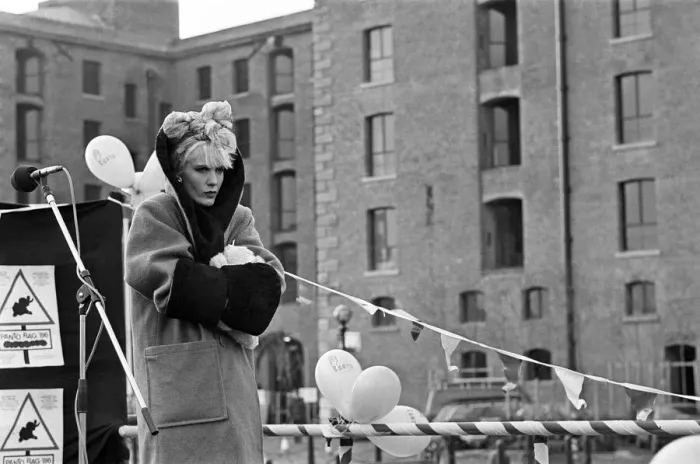 Framed Print : Television presenter Paula Yates at Albert Dock, Liverpool. 8th February 1986 Framed Print : Television presenter Paula Yates at Albert Dock, Liverpool. 8th February 1986