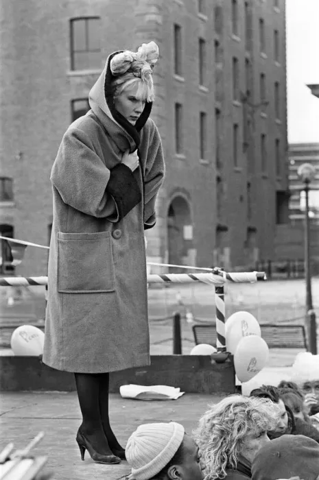 Framed Print : Television presenter Paula Yates at Albert Dock, Liverpool. 8th February 1986 Framed Print : Television presenter Paula Yates at Albert Dock, Liverpool. 8th February 1986