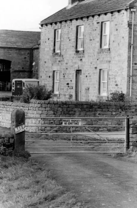 Framed Print : Television programme - The buildings used in Emmerdale Farm - no welcome for outsiders 20