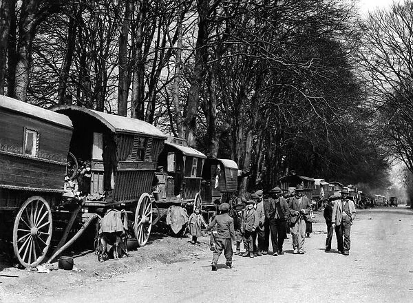 The temporary encampment of the gipseis near Epsom Downs. April 1937 P007201